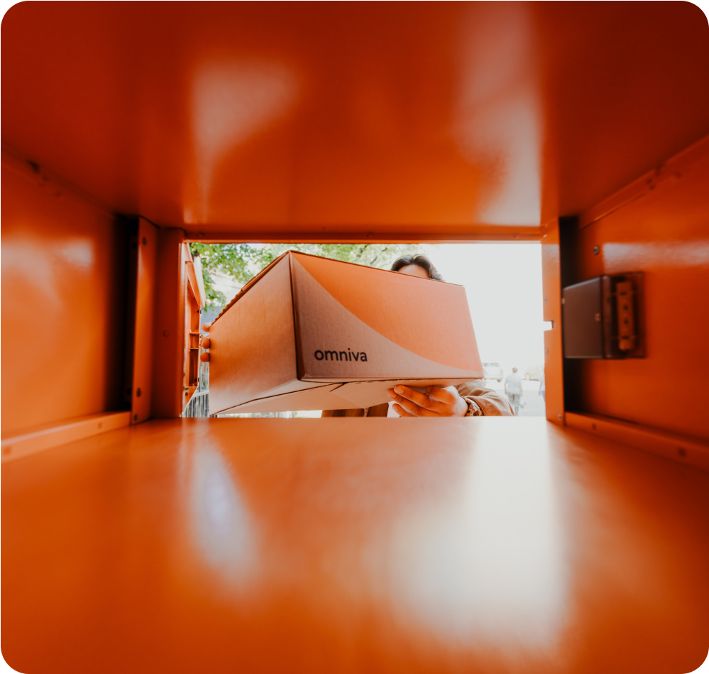 Omniva courier puts parcel into parcel machine